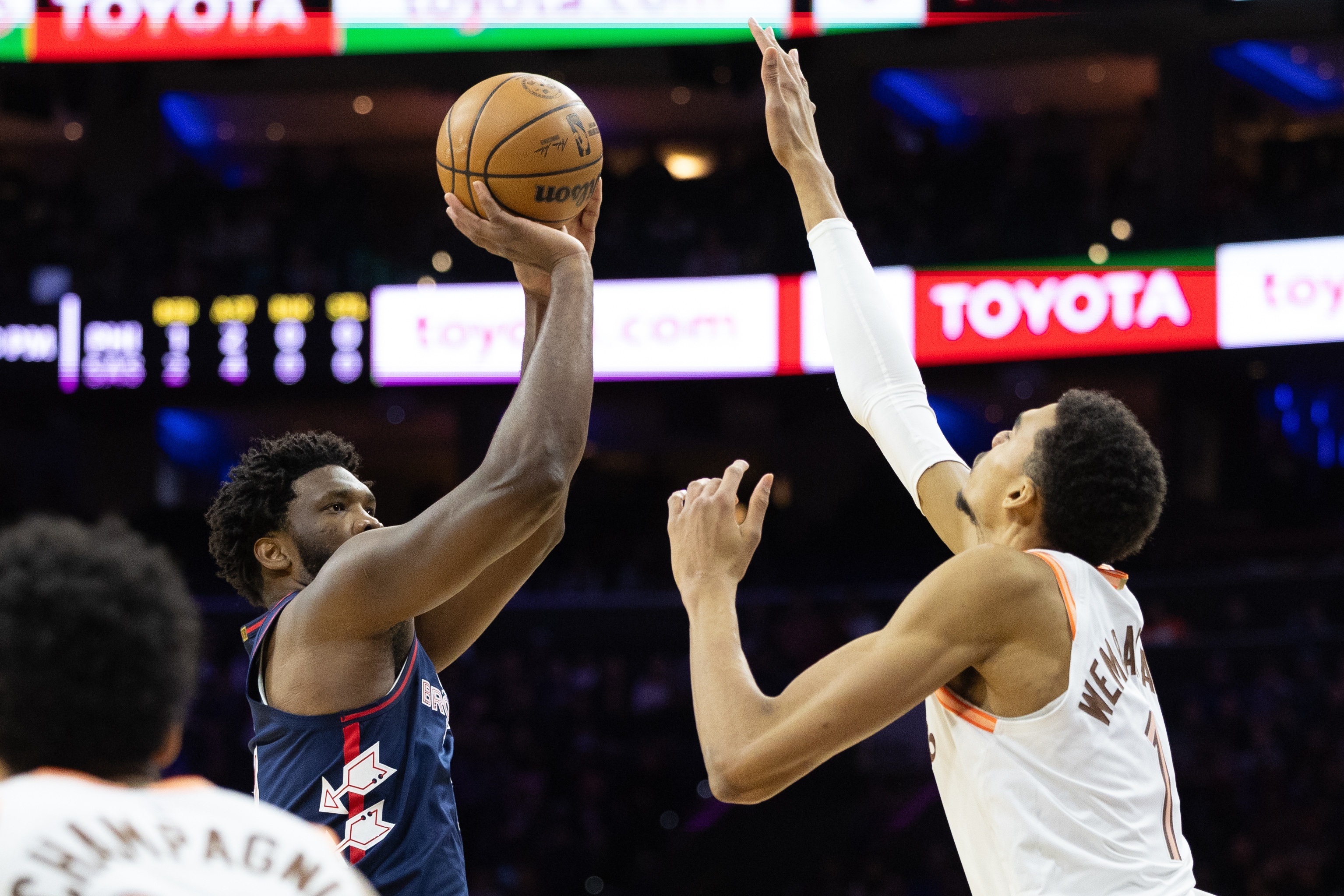 开云体育官网-拿下一血!文班亚马面对恩比德首次获胜 生涯战绩来到1胜2负